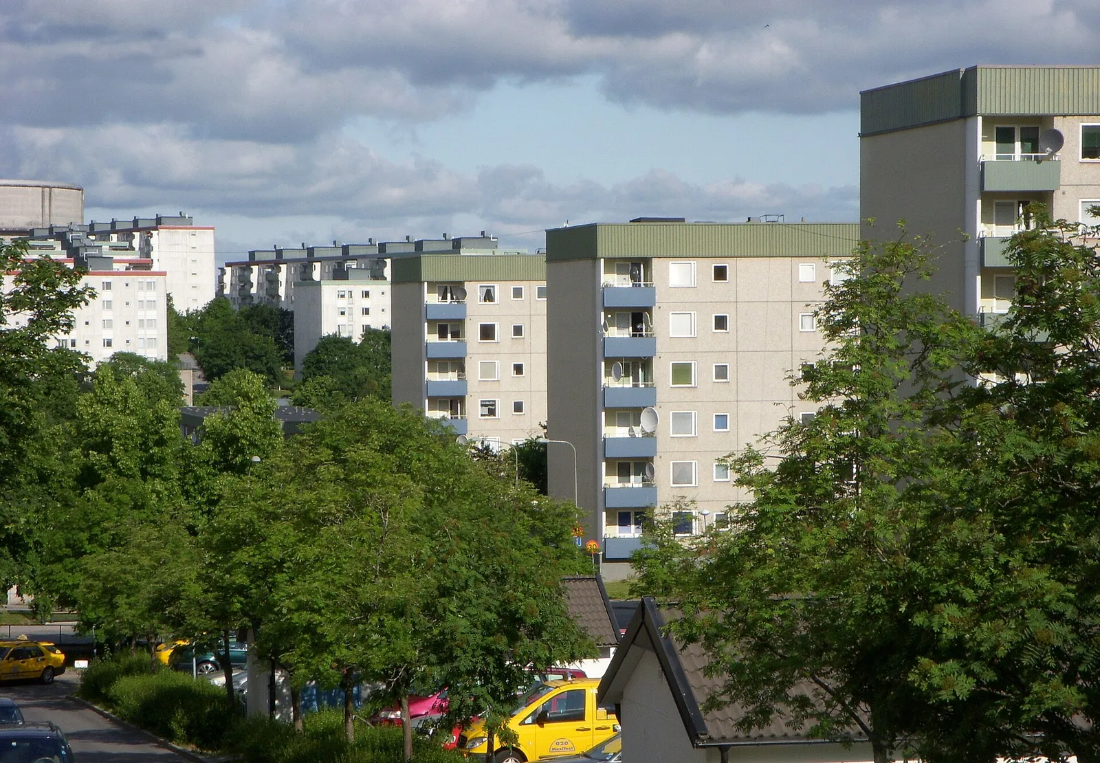 Flerbostadshus i en svensk förort