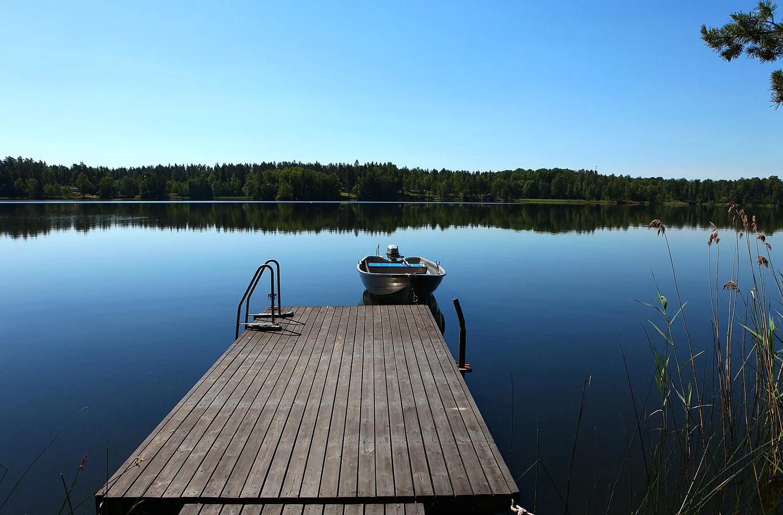 En badbrygga vid en svensk sjö