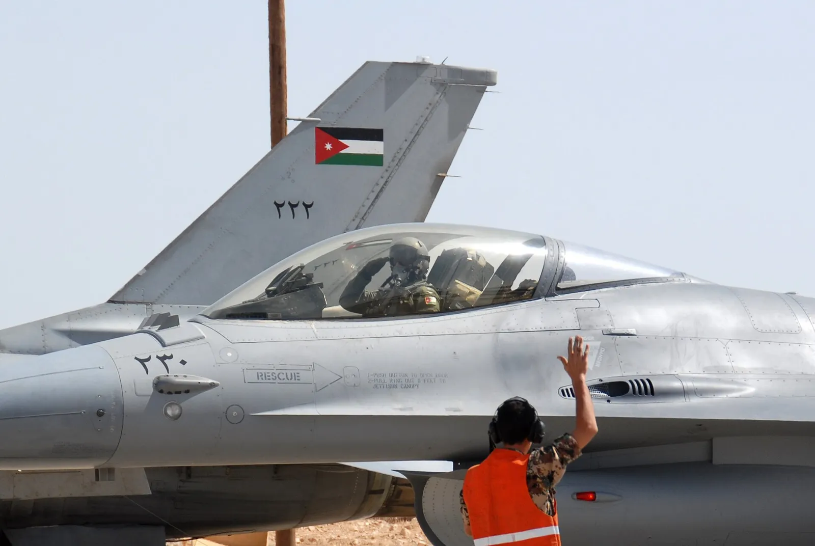 Jordanskt stridsflygplan på flygbasen vid Azraq i Jordanien