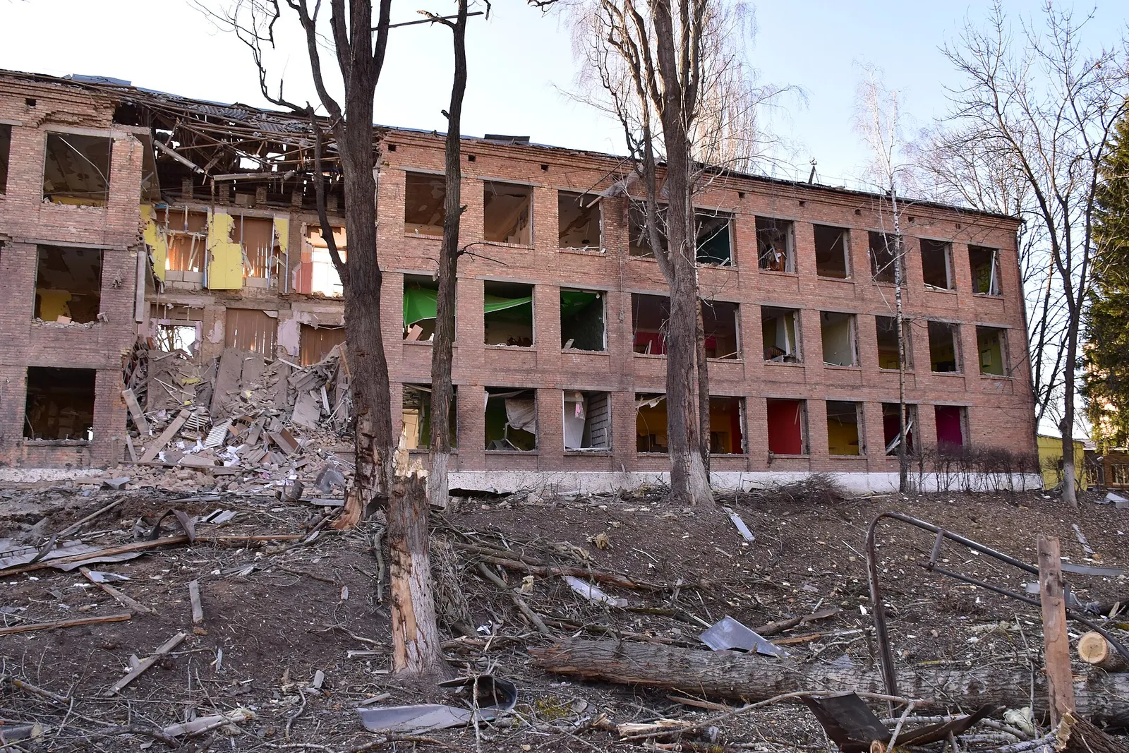 Krigsskadad byggnad i Ukraina (genrebild)