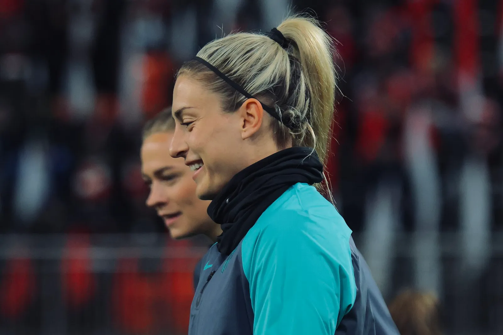 Fridolina Rolfö värmer upp inför en match med Barcelona i mars 2024.