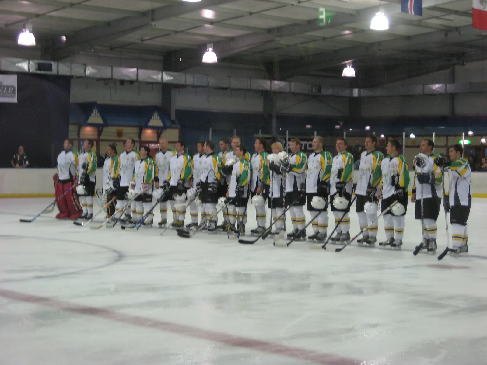 Ishockeyspelare på isen (genrebild)