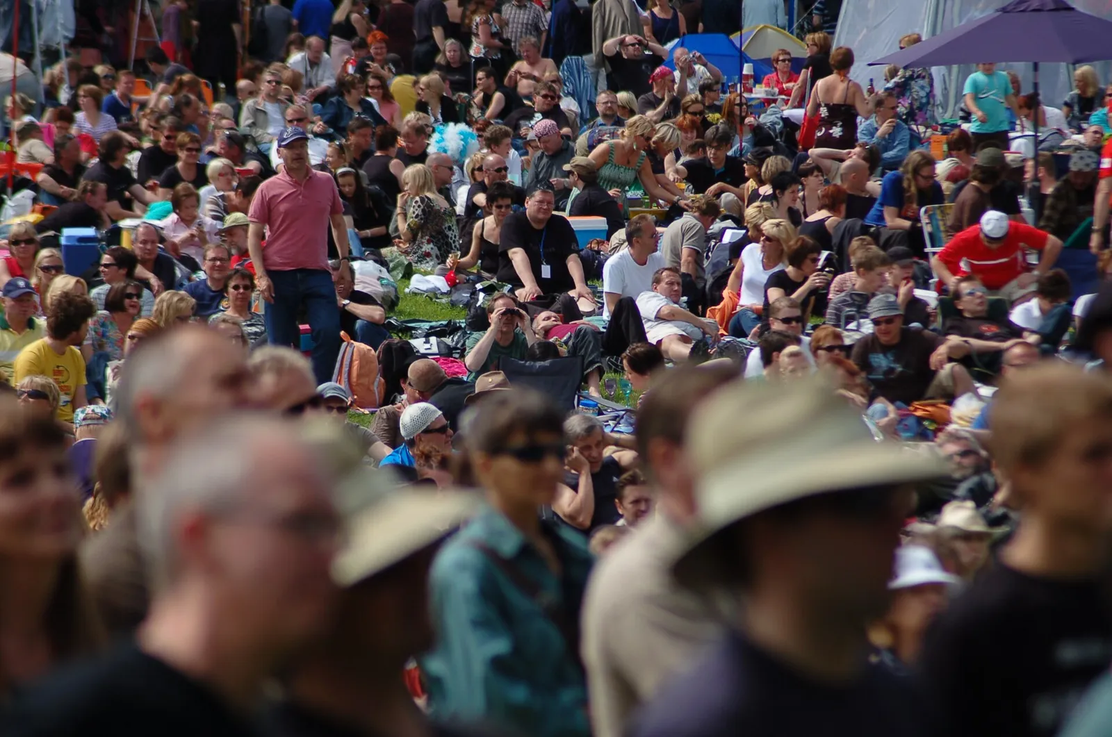 Publik framför en konsertscen (genrebild)