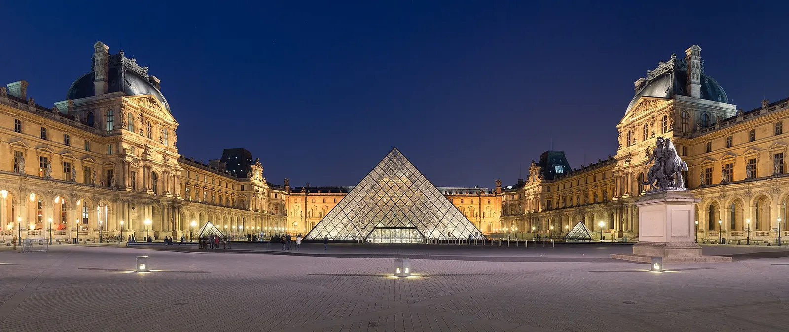 Louvren i Paris (arkivbild)