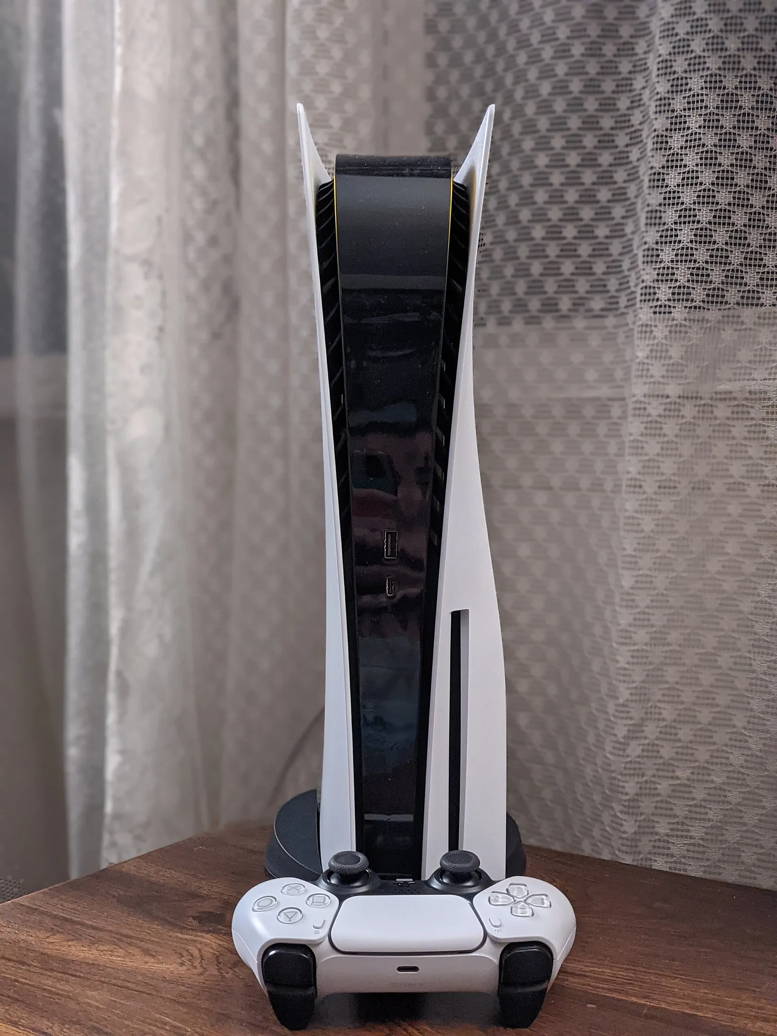 En Playstation 5 med handkontrollen DualSense (genrebild)