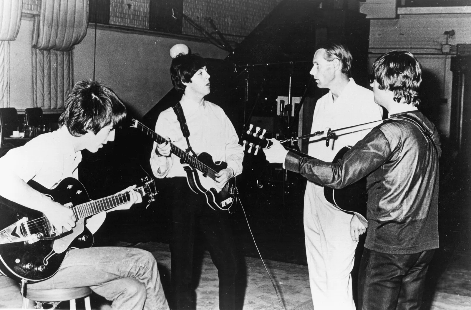 Arkivbild: The Beatles med producenten George Martin i studion 1966