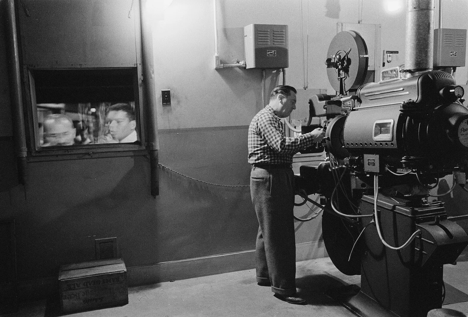En filmprojektor i en biograf
