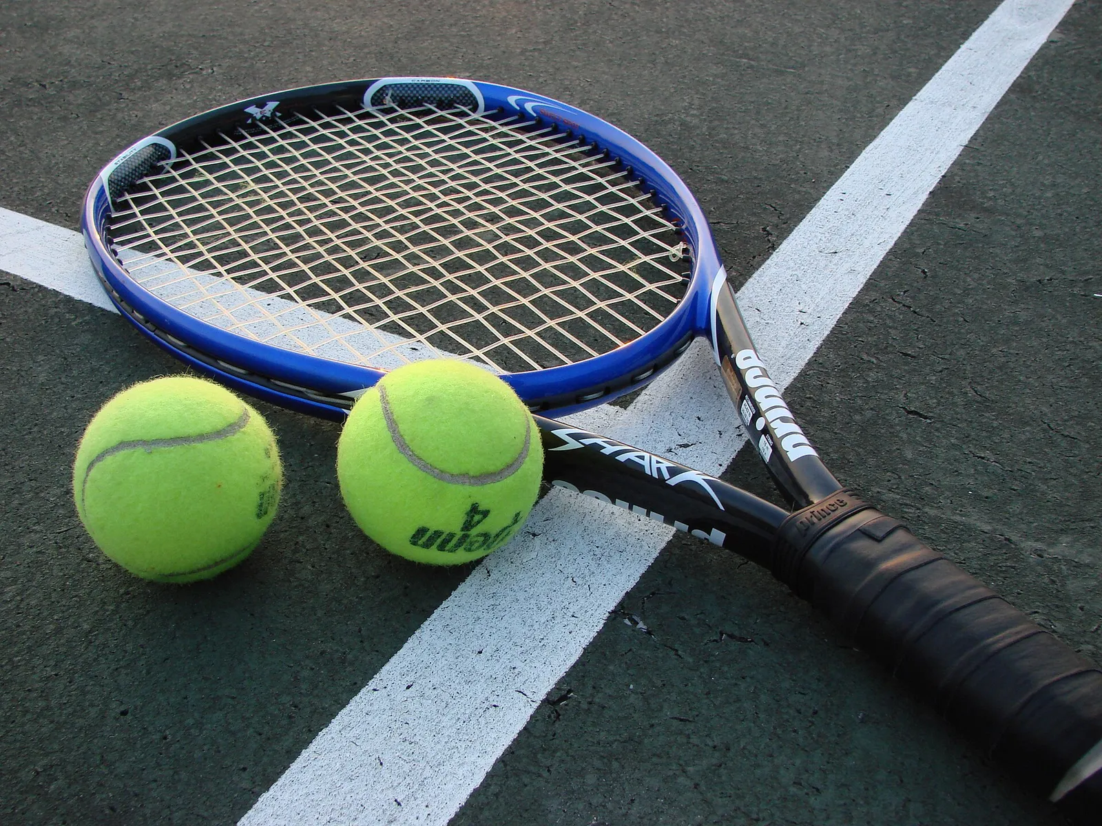Arkivbild: tennisracket och bollar