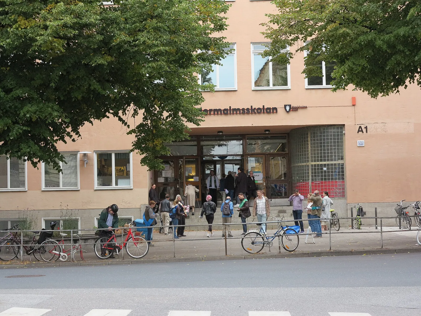 Röstning i en vallokal på en skola i Stockholm under valet 2022