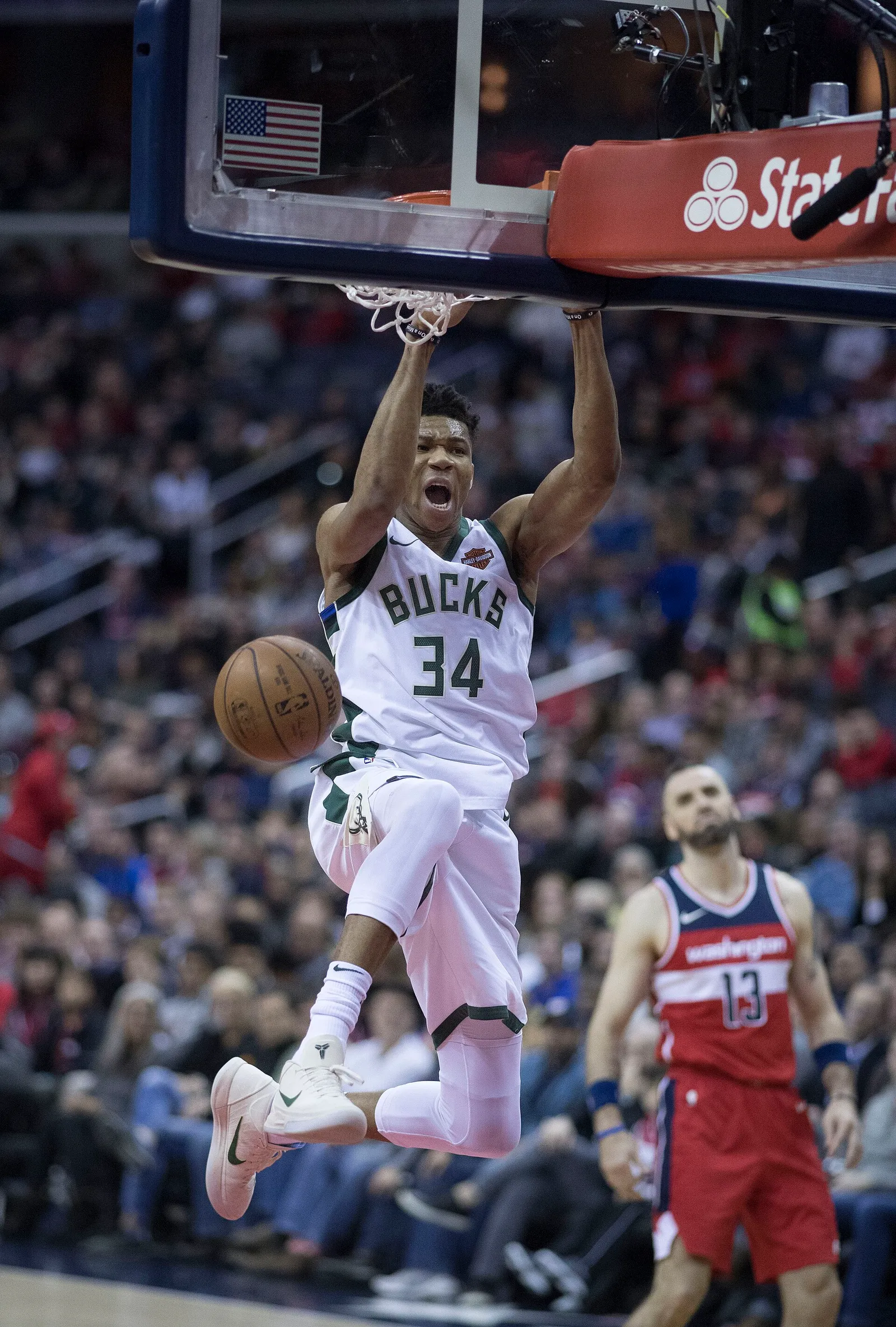 Giannis Antetokounmpo i aktion på basketplanen