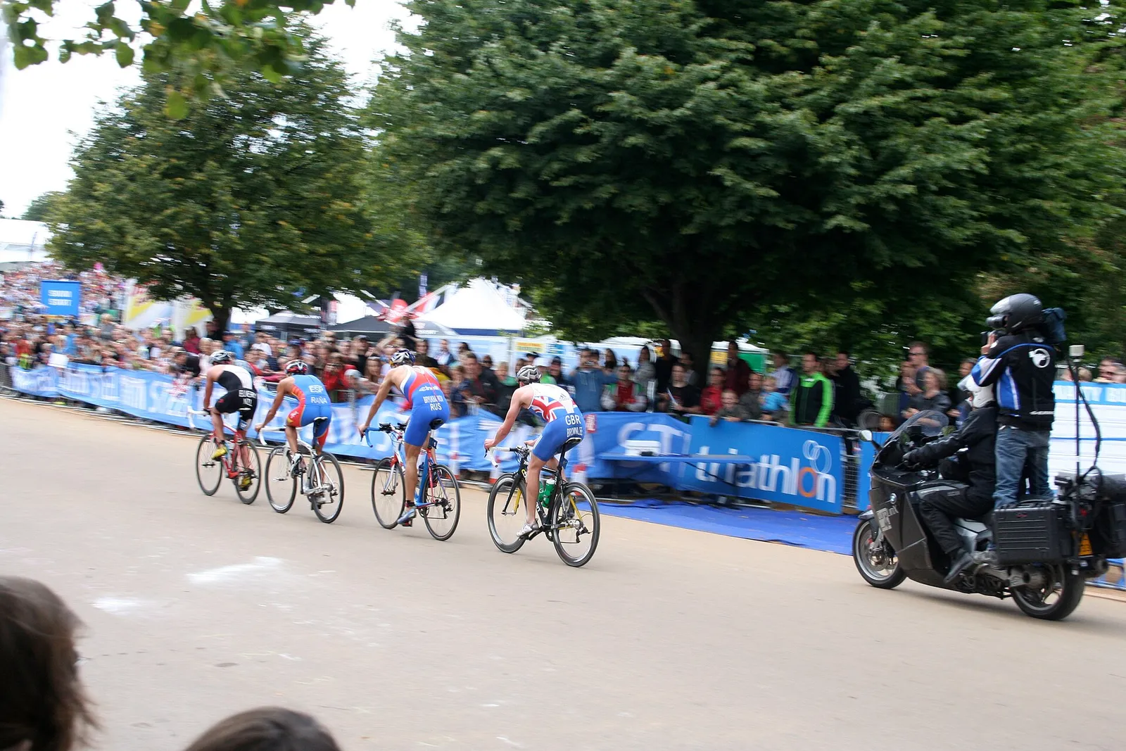 Cykelmomentet i en triathlontävling, arkivbild