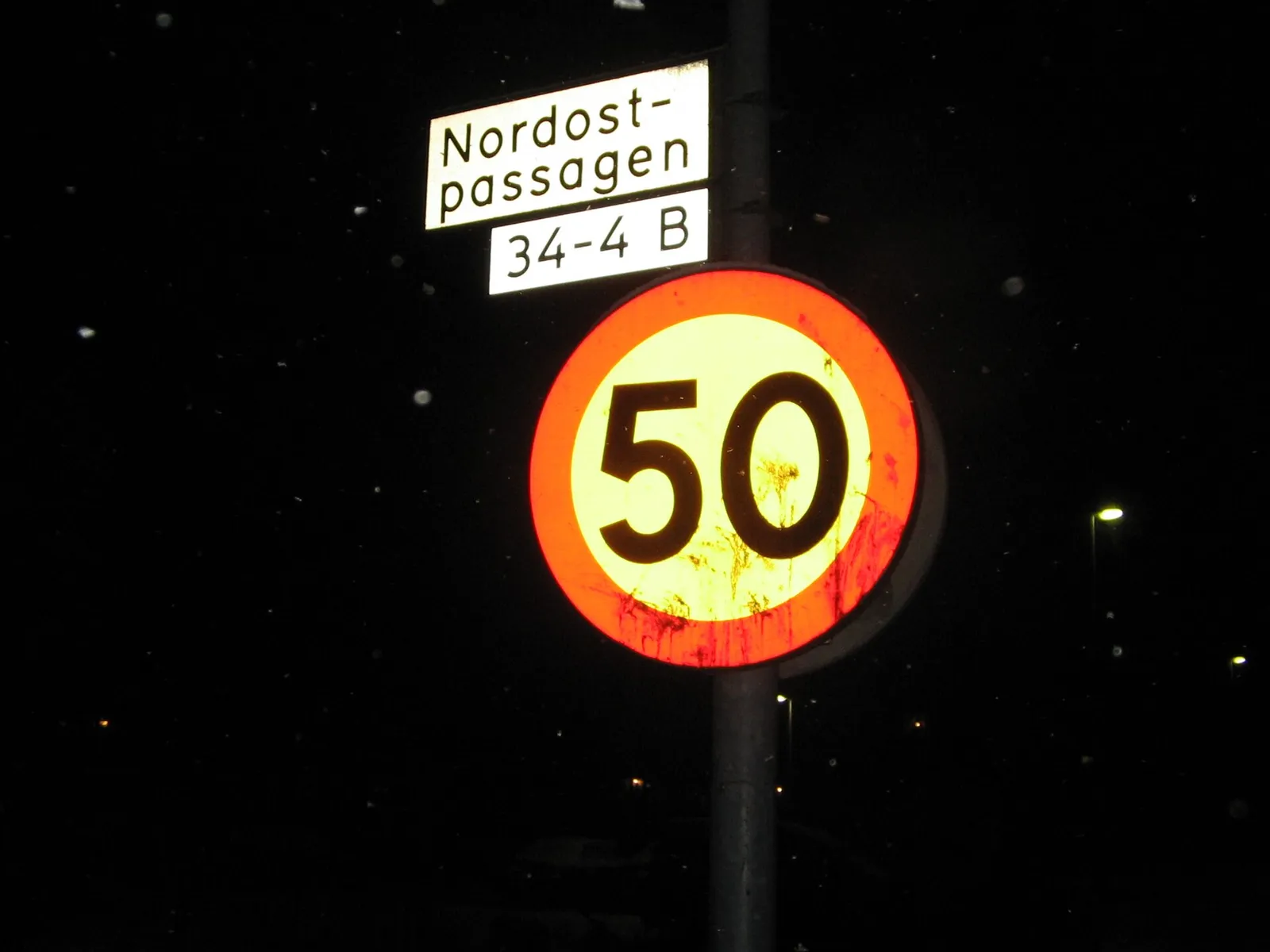 Hastighetsskylt vid en väg, arkivbild