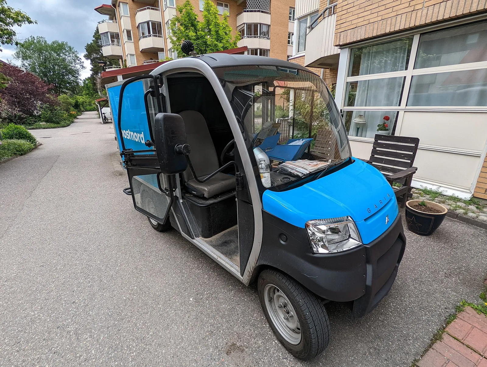 En Postnordbil parkerad i Huddinge