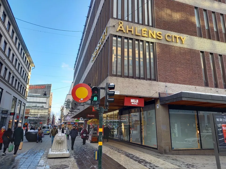 En svensk polisbil i trafiken