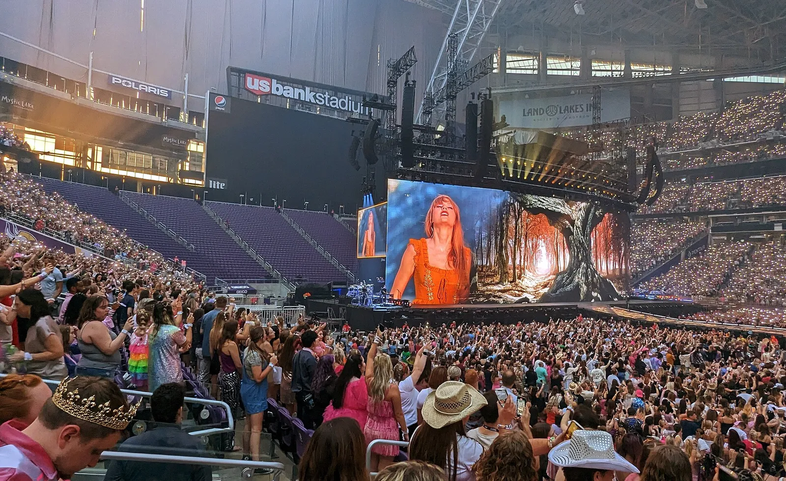 Taylor Swift på scen under Eras Tour