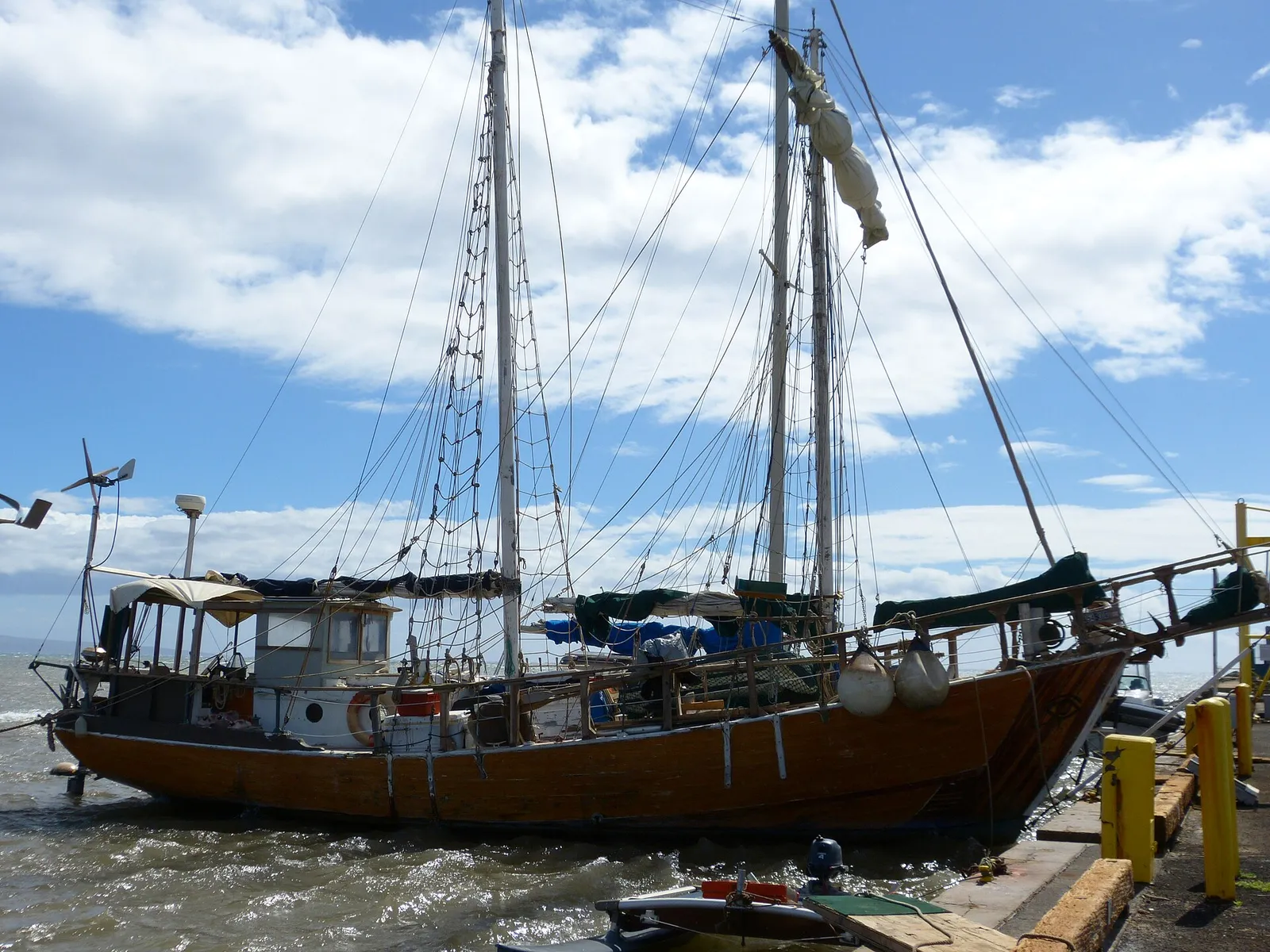 Fiskebåt i hamn på Molokai i Stilla havet
