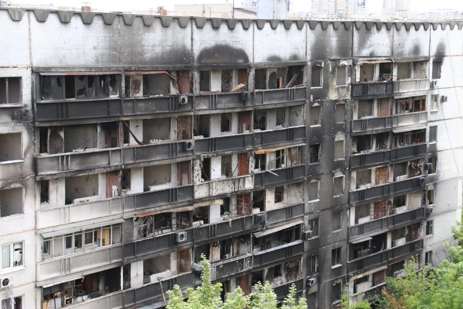 Rivning av skadade byggnader i Ukraina efter beskjutning
