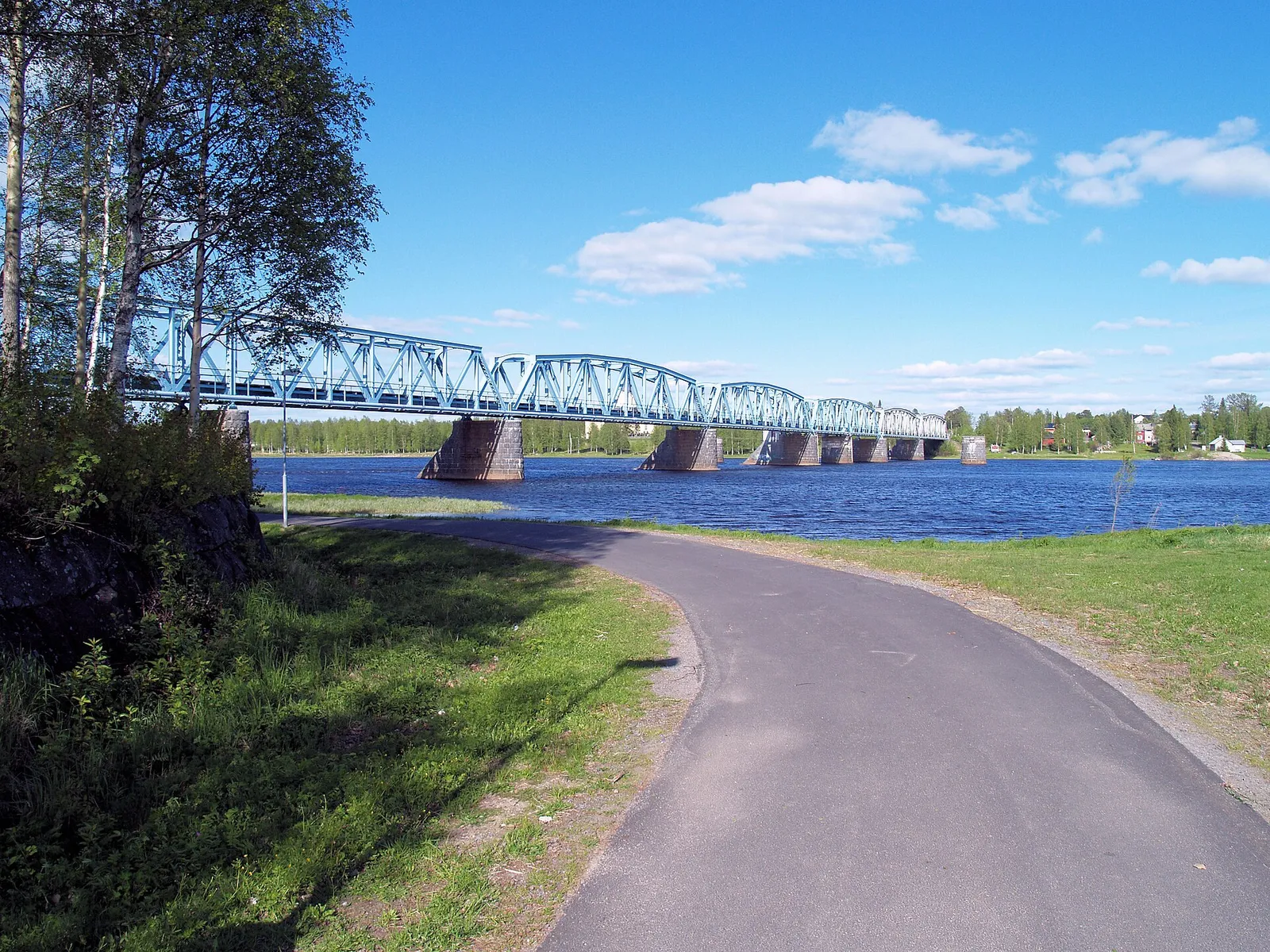 Bro över Torne älv vid svensk-finska gränsen, arkivbild
