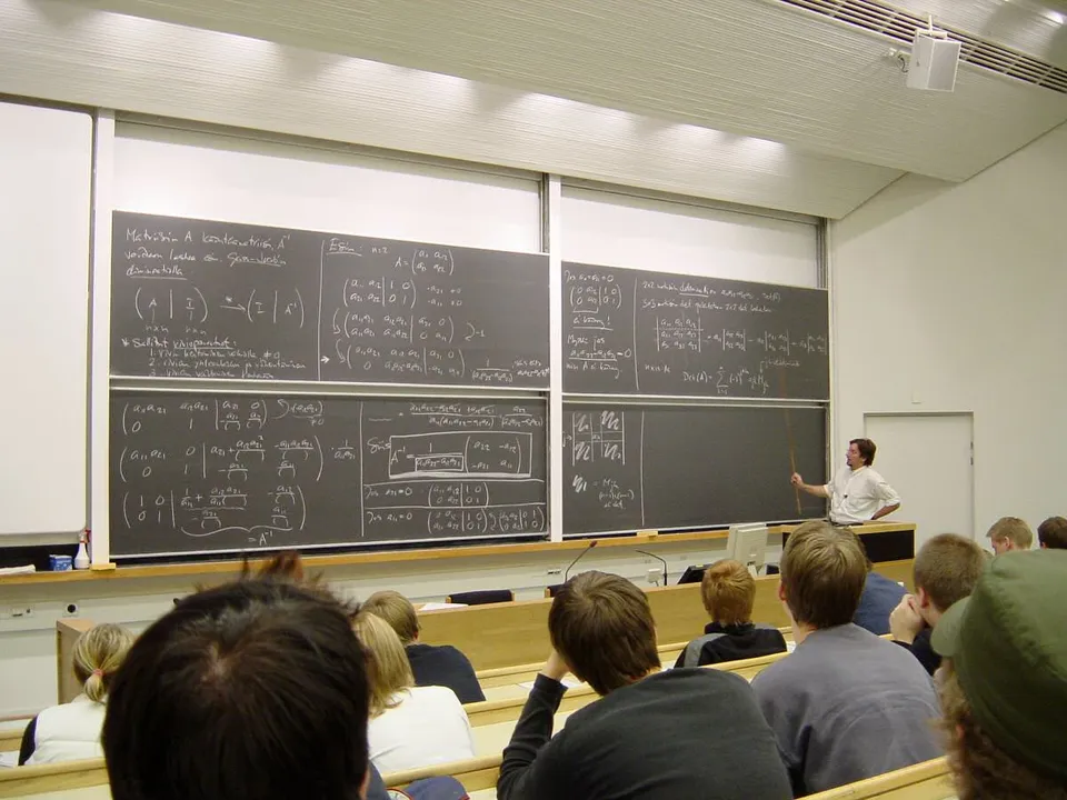 En föreläsningssal med studenter