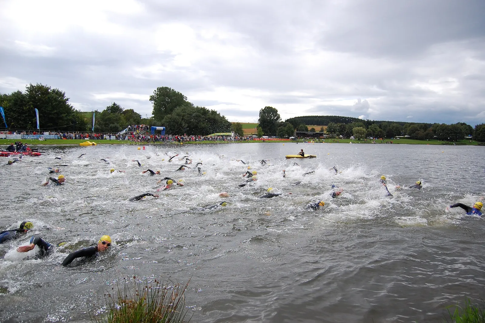 Simstart i en triathlontävling (arkivbild)