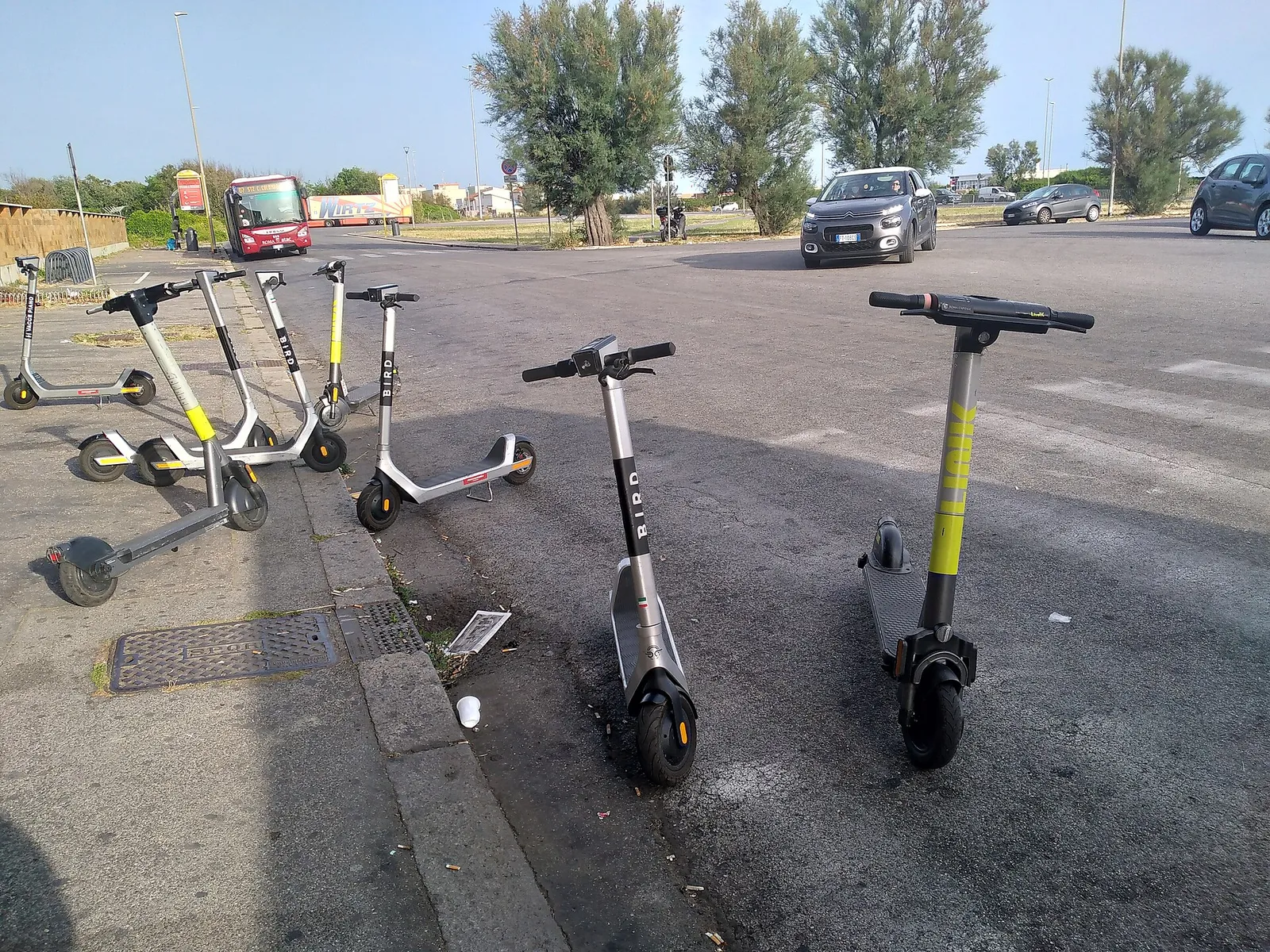 Elsparkcyklar för uthyrning parkerade på en gata