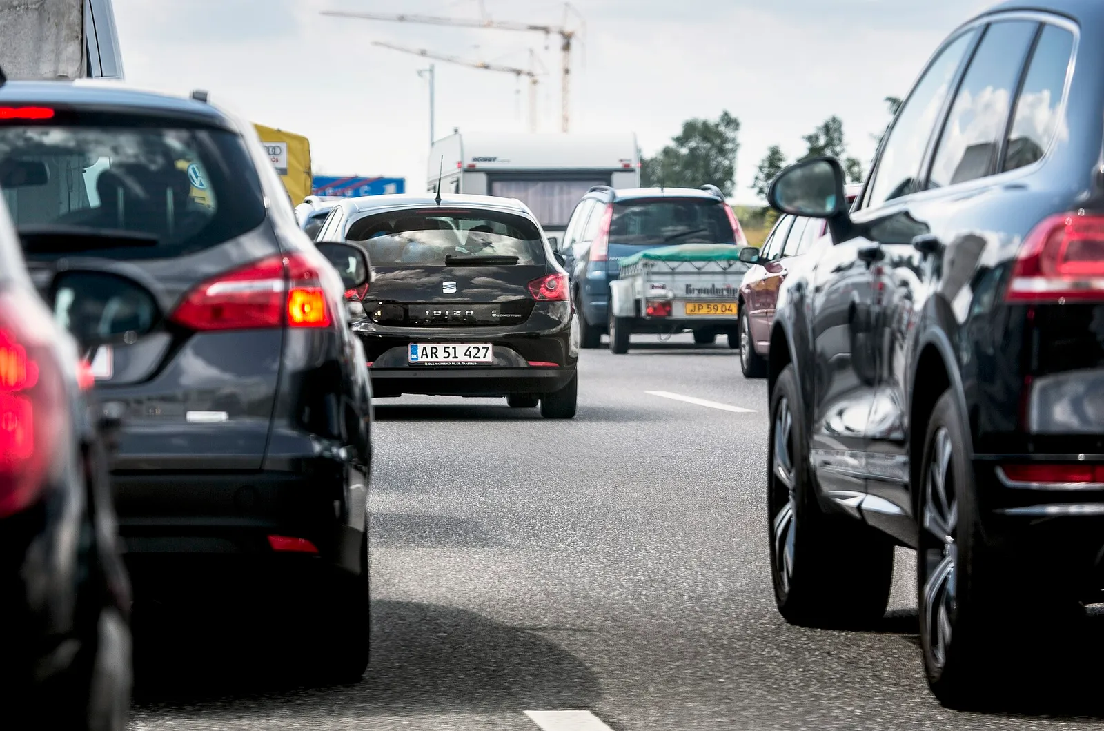 Sommartrafik på en motorväg i Norden