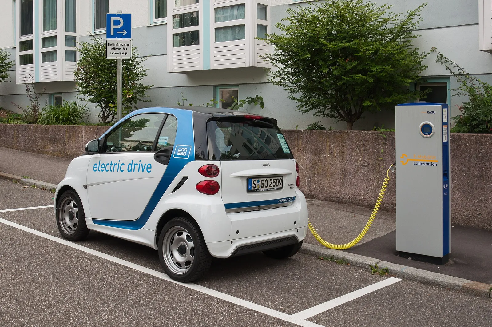 Elbil vid en publik laddstation