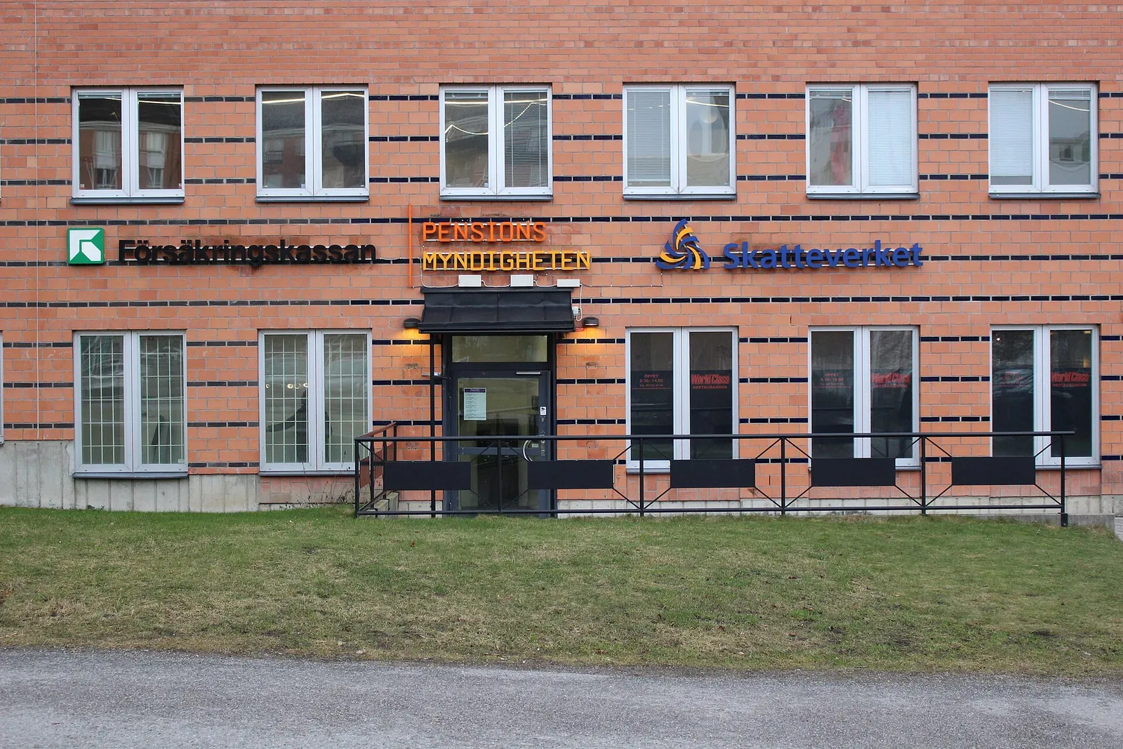 Kontorsbyggnad i Kista som rymmer Försäkringskassan och andra myndigheter