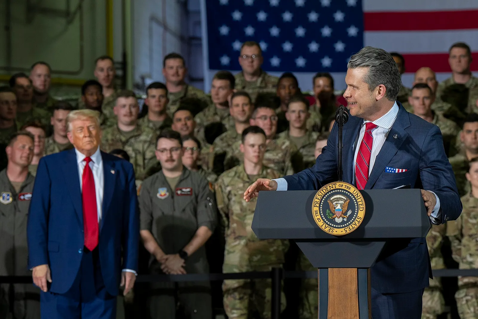 Donald Trump vid ett militärt framträdande (arkivbild)