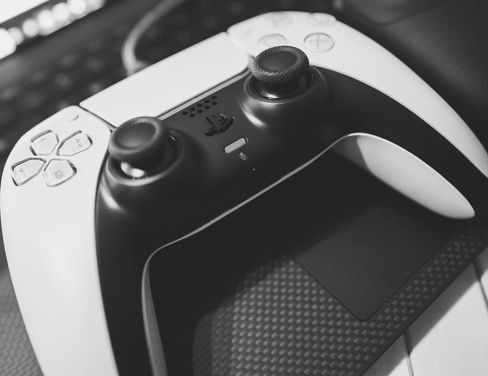 En Playstation DualSense-handkontroll