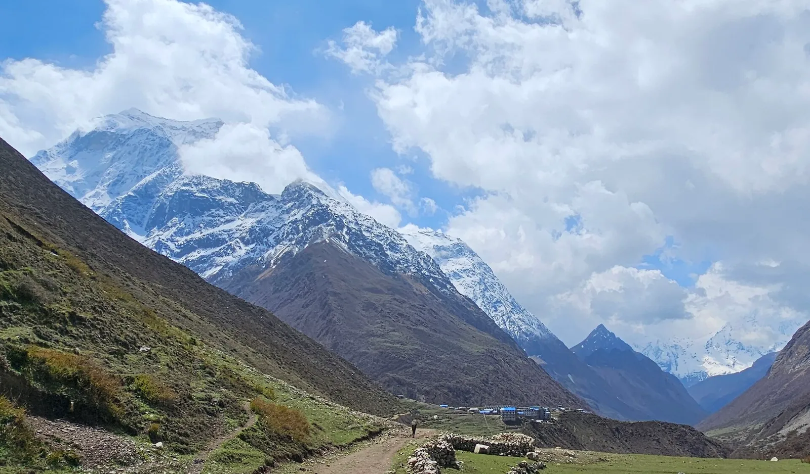 Arkivbild: bergsby i en dalgång i norra Nepal