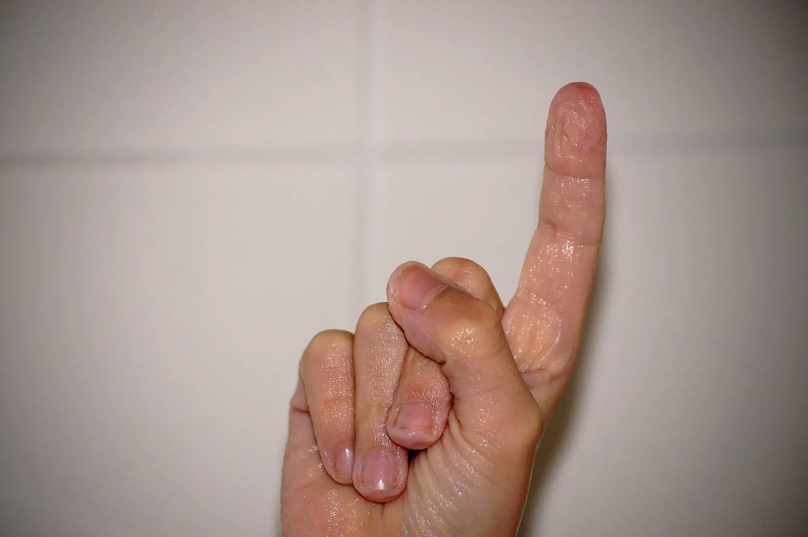 Rynkiga fingertoppar efter ett bad