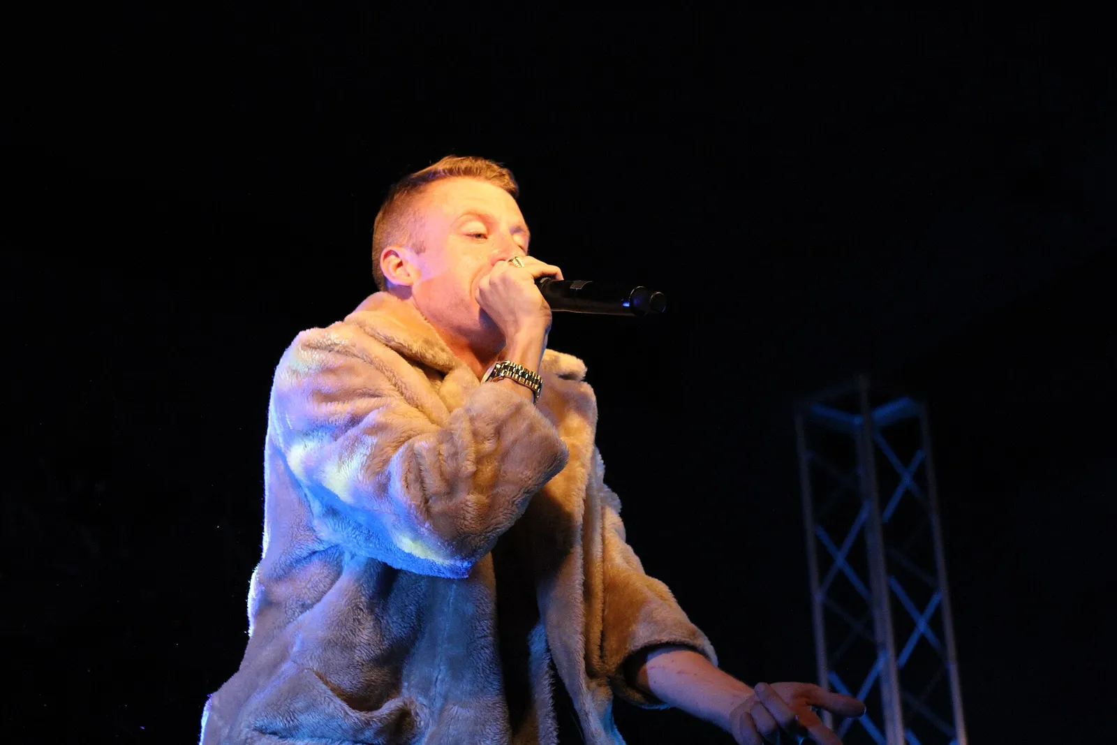 Macklemore uppträder, arkivbild