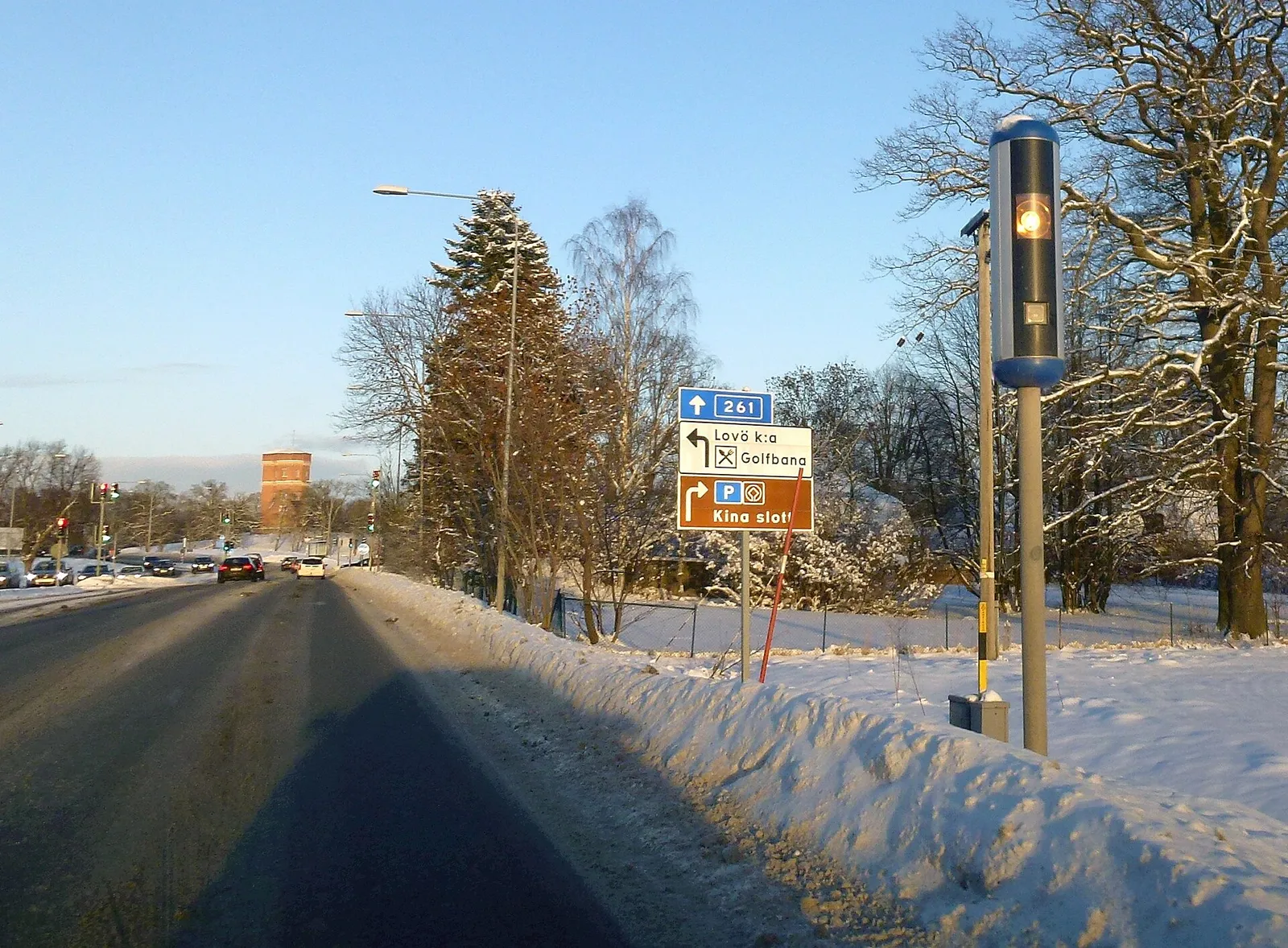 Arkivbild: fartkamera vid en svensk väg.