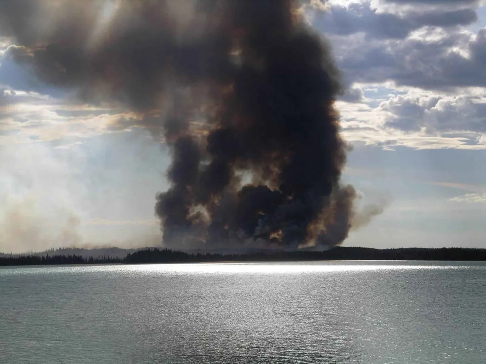 Rök från en skogsbrand (arkivbild)