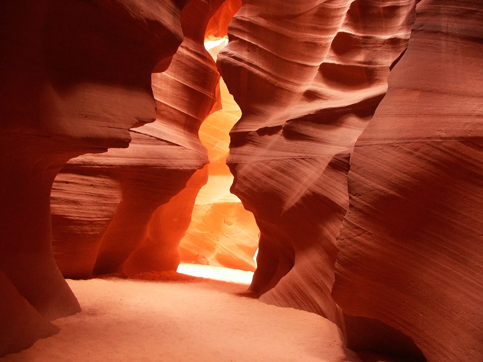 Arkivbild: den trånga ravinen Lower Antelope Canyon i Arizona