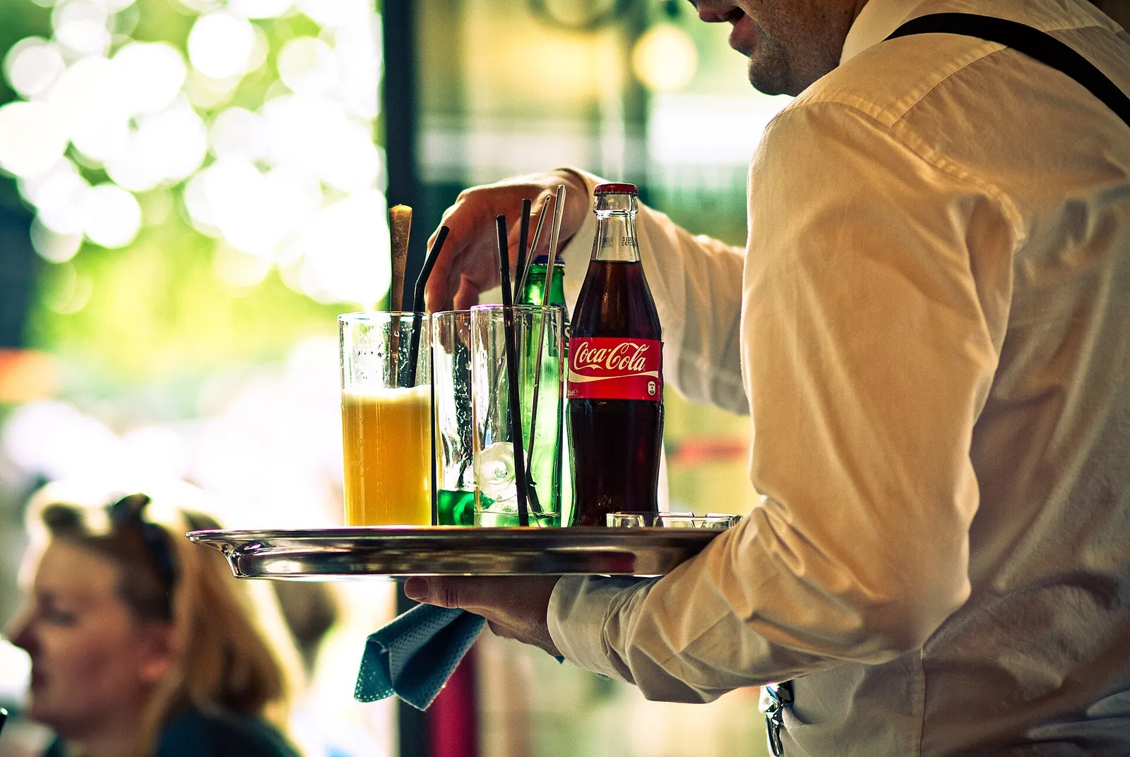 Servitör i arbete på en restaurang