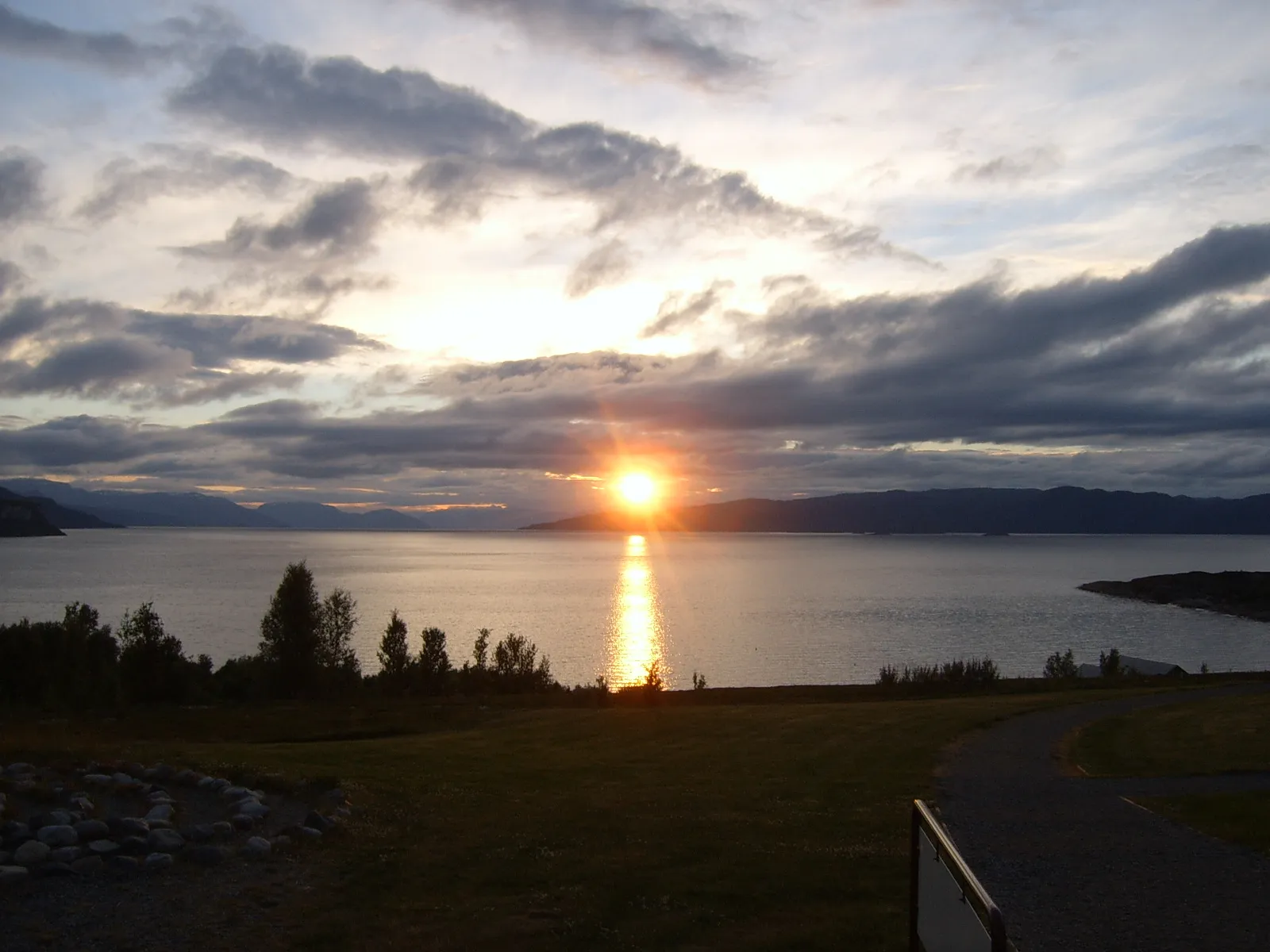 Midnattssol över en fjord i norr