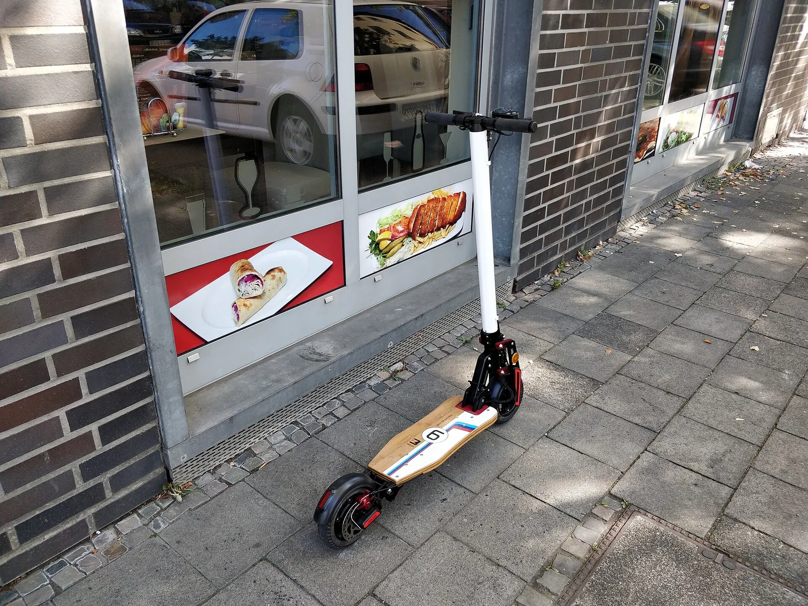 En elsparkcykel i stadsmiljö (genrebild)