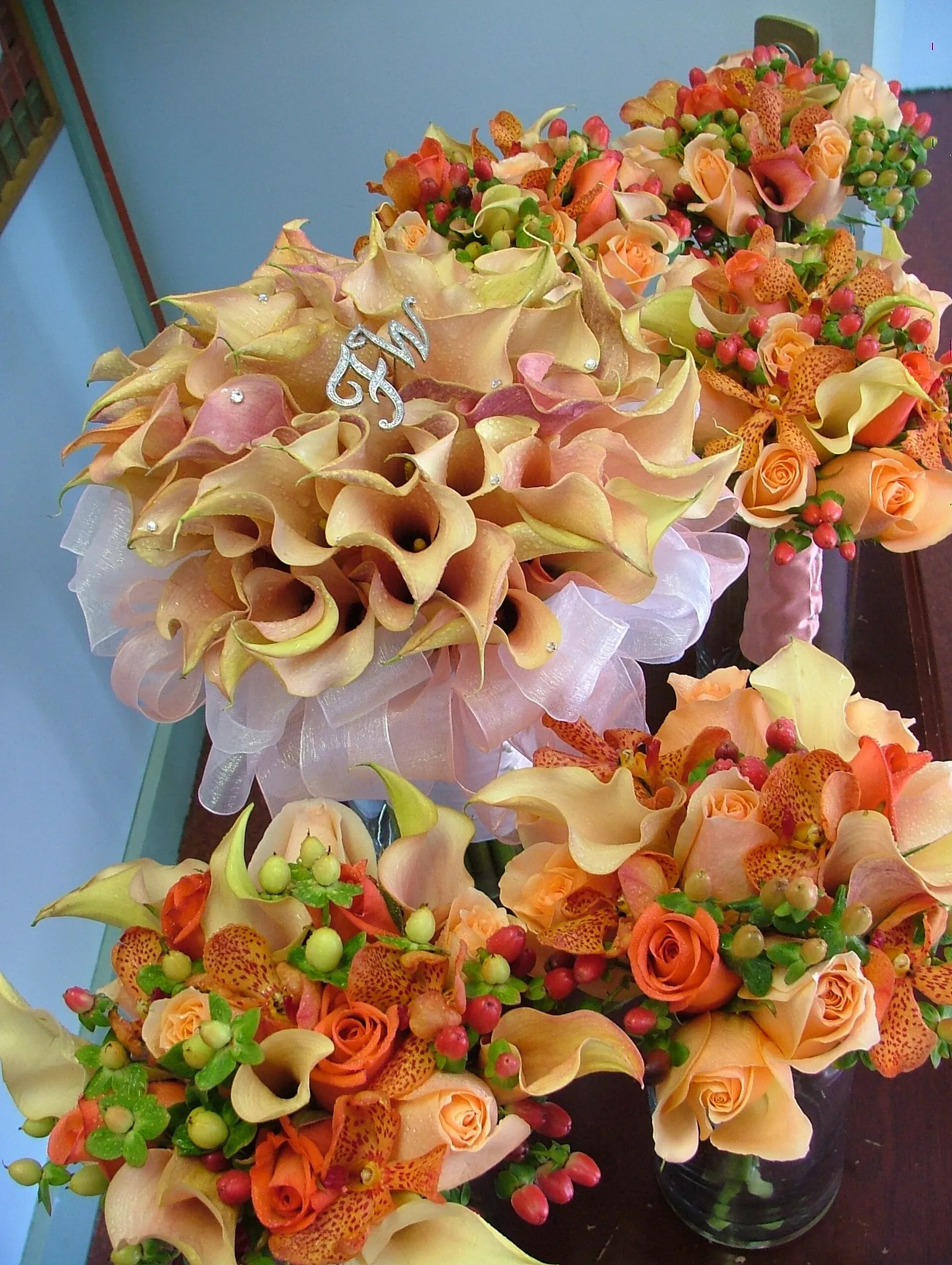 Brudbuketter med orange blommor