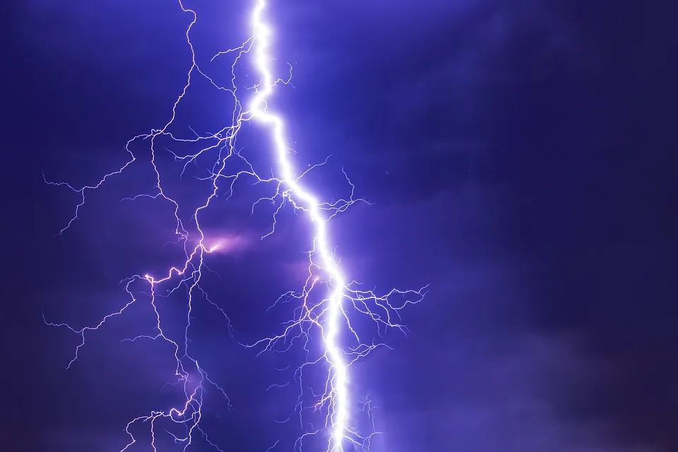 Blixt över en mörk himmel under ett åskväder