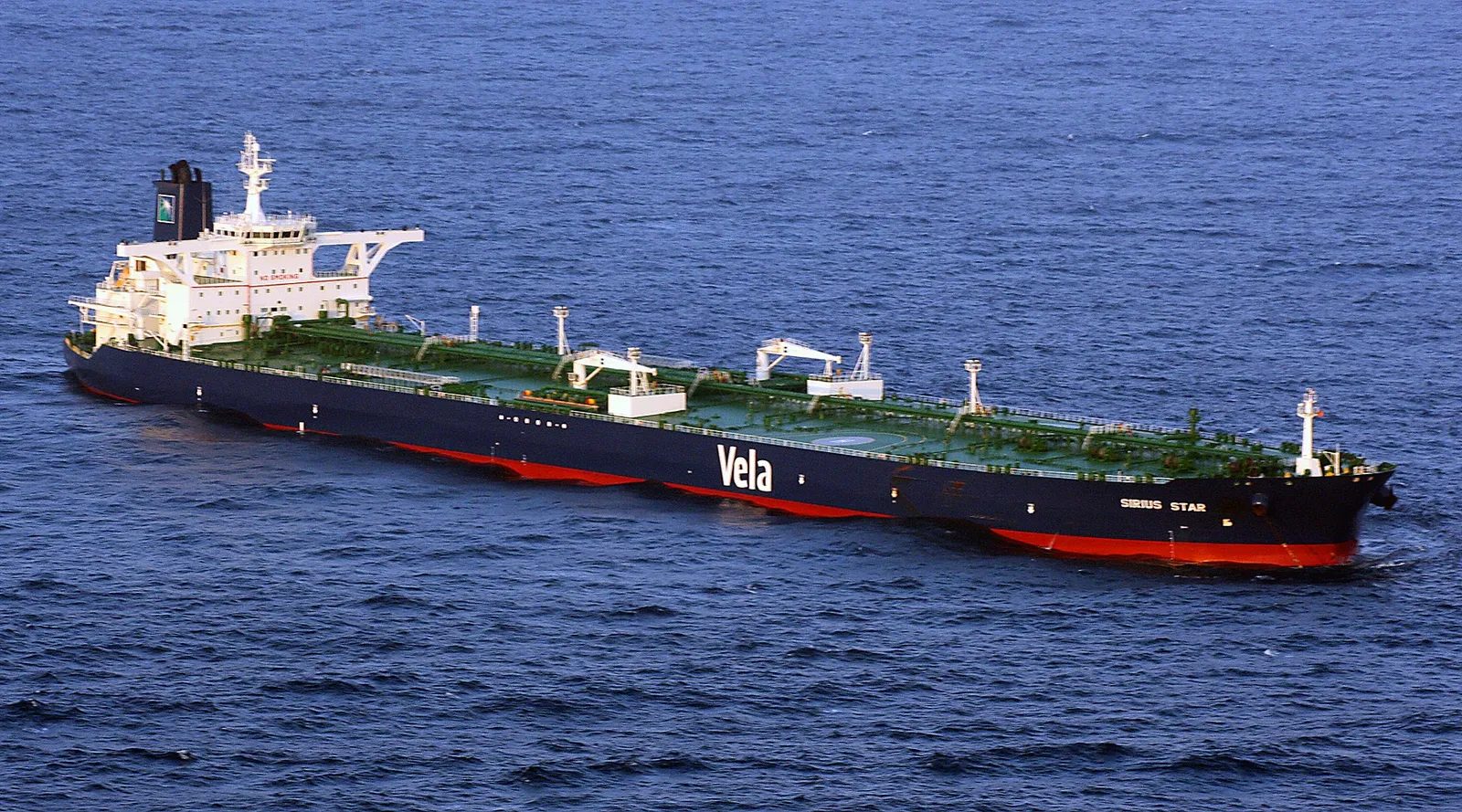 En oljesupertanker till havs