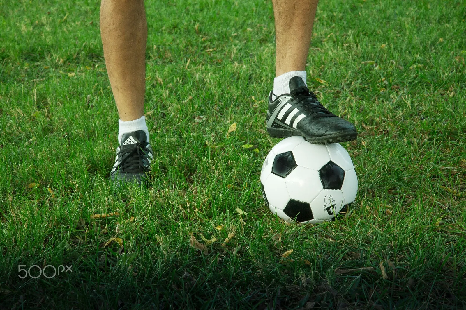 Fotbollsspelare i en närkamp (genrebild)