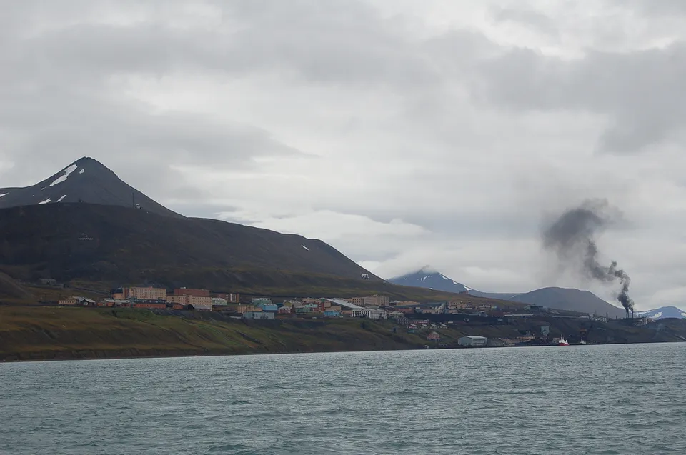 Arkivbild: den ryska gruvorten Barentsburg på Svalbard