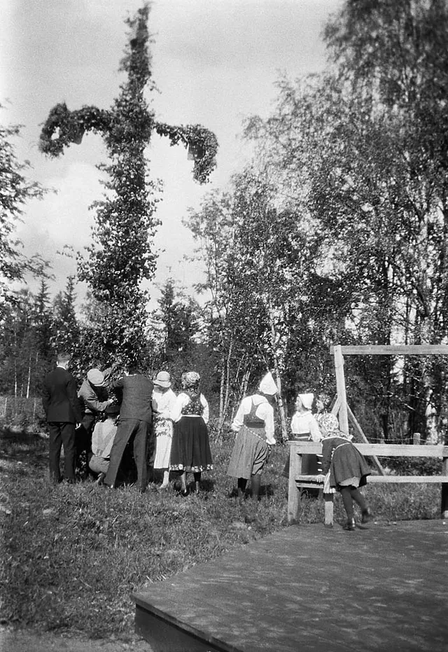 Resning av midsommarstången i Rättvik, Dalarna