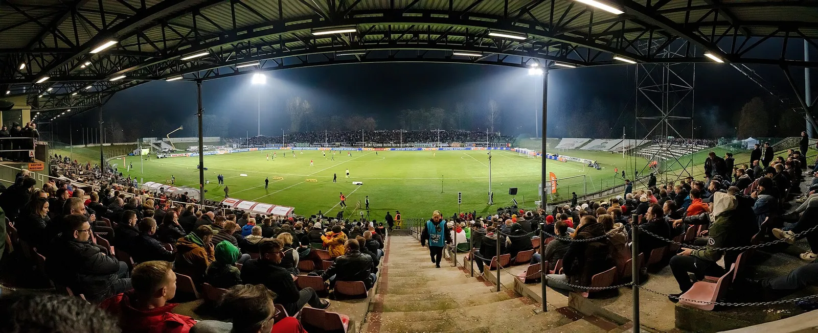 Fotbollsmatch under strålkastarljus, arkivbild