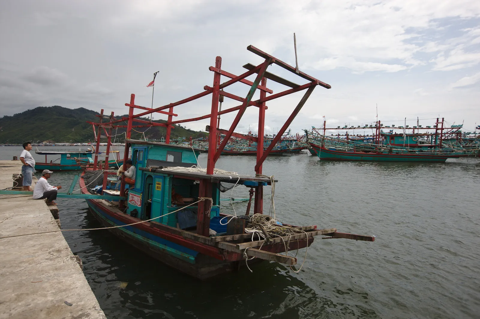 Fiskebåt i Sibolga på Sumatra