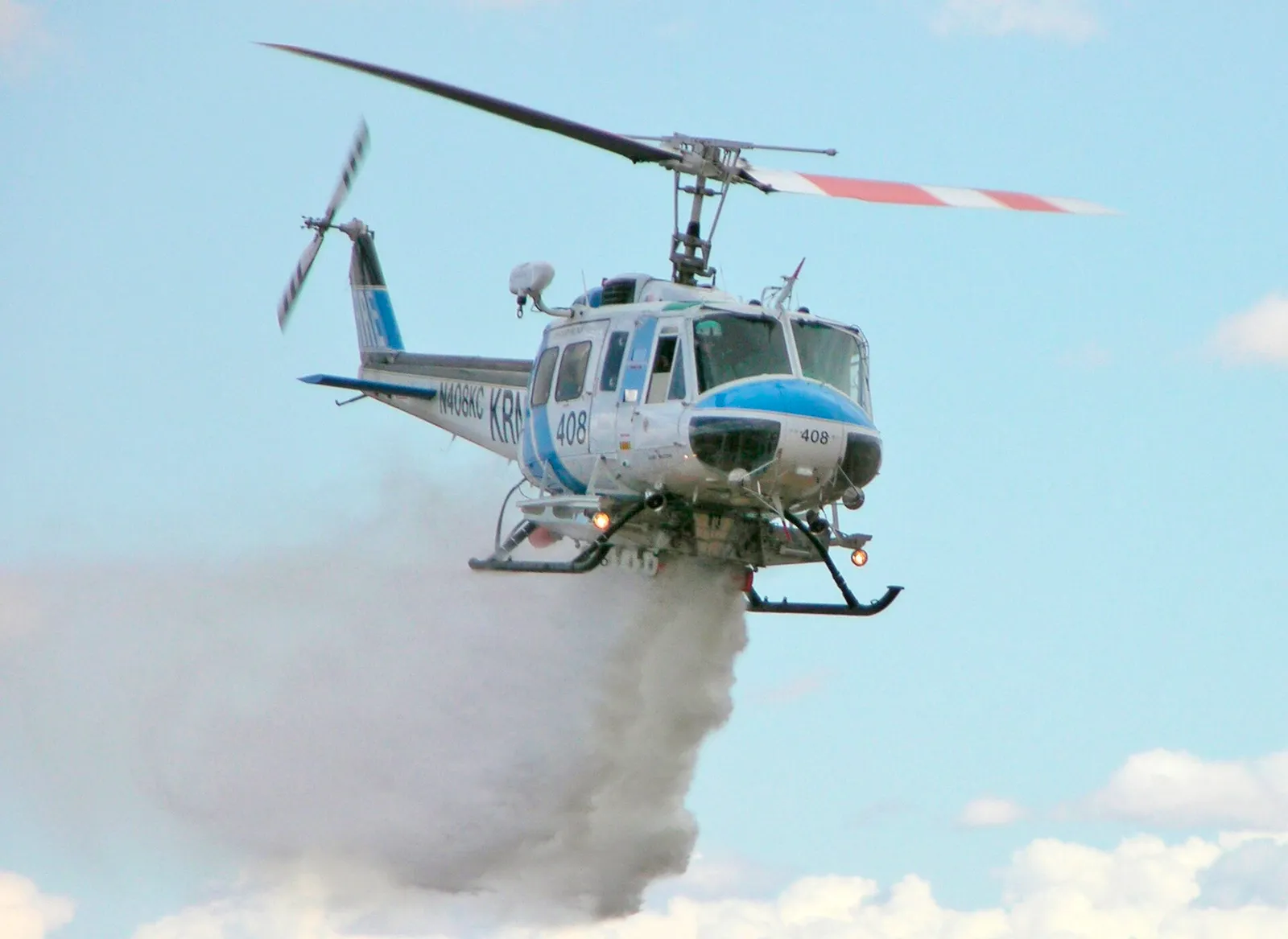 En brandbekämpande helikopter fäller vatten