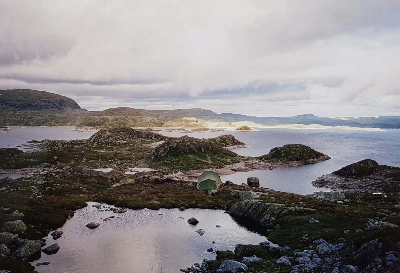 Ett tält i fjällnatur