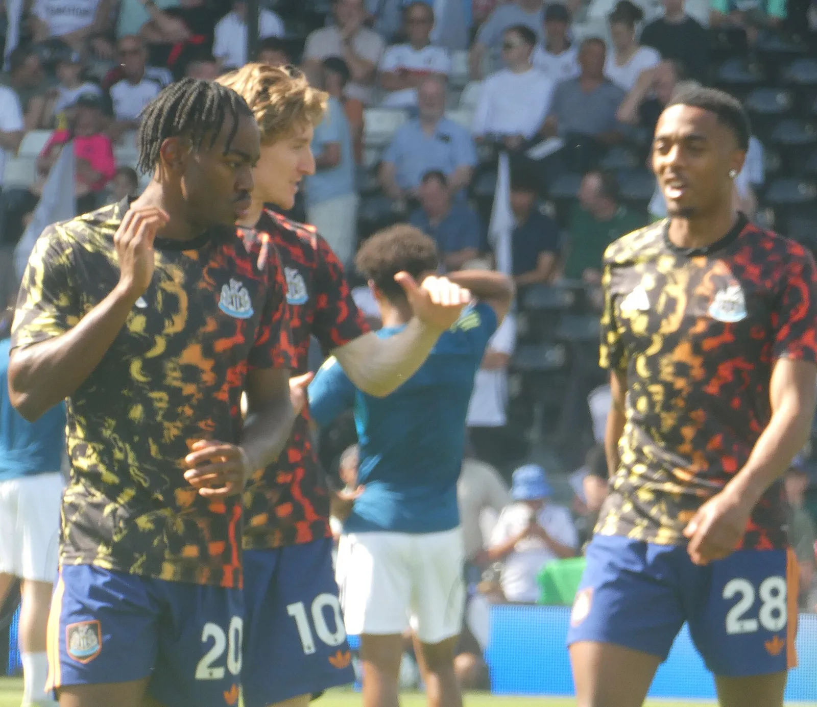 Anthony Elanga tillsammans med Anthony Gordon och Joe Willock i Newcastle United